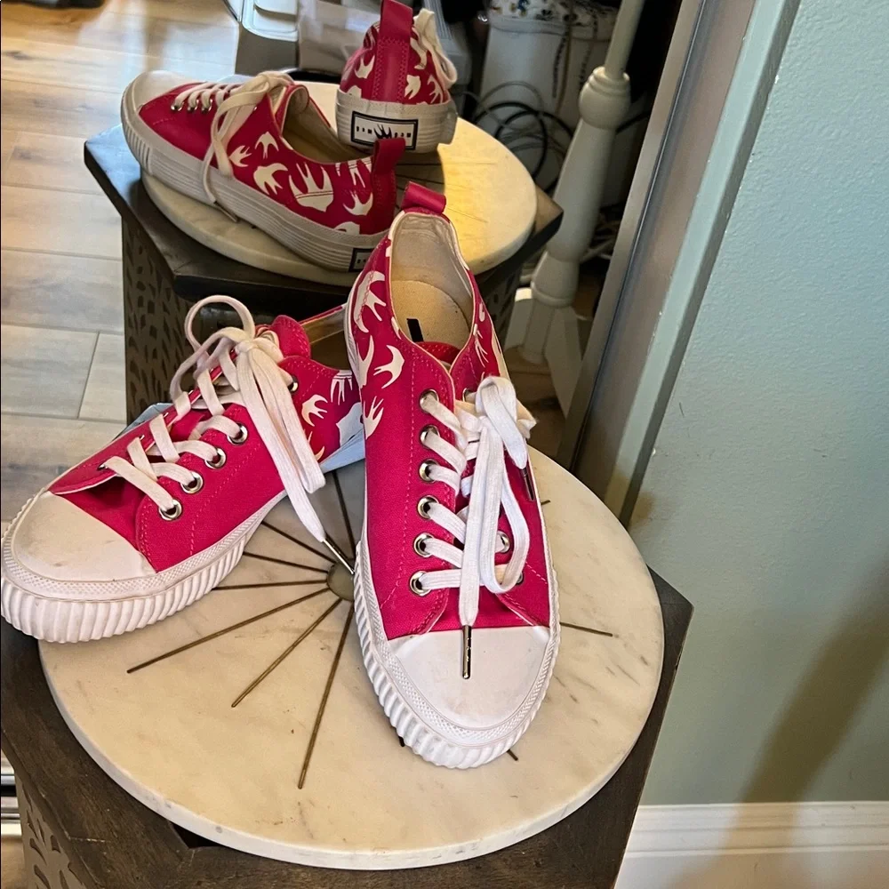 🛑 1 hour sale. Alexander McQueen McQ, 7.5, Magenta &  White Swallows, Sneaker